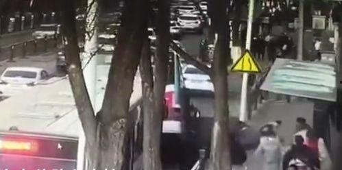 群众爆料路段塌方事件视频,XX路段发生塌方，现场紧急救援