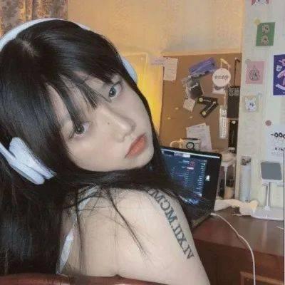 网红吃瓜纹身女孩,揭秘纹身背后的故事与人生轨迹 第1张 网红吃瓜纹身女孩,揭秘纹身背后的故事与人生轨迹 第1张